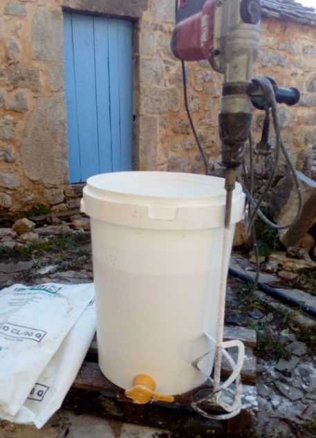 Filtrer la chaux : Fût plus haut que large